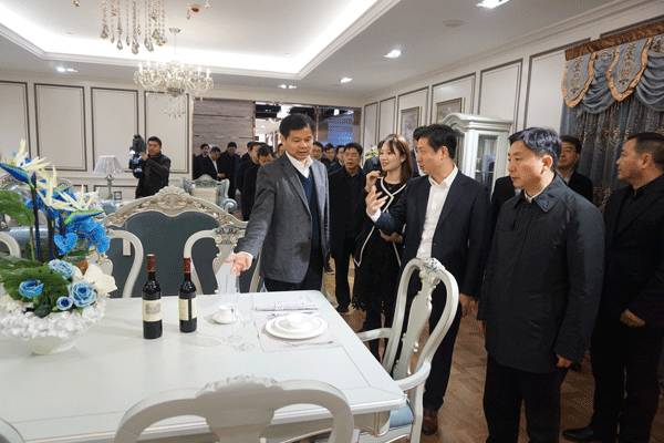  镇江市委领导莅临胜天圣象家居体验馆考察指导